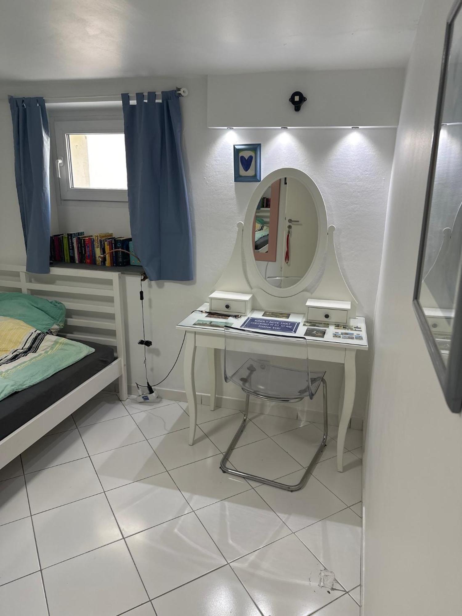 Simple Room In Luxembourg City Luaran gambar